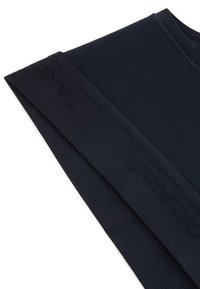 Czarny sportowy T-shirt z okrągłym dekoltem, charakteryzujący się gładką teksturą i subtelnym logo na rękawie. Materiał jest lekki i elastyczny.