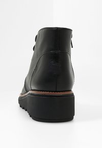 Clarks Kotníkové boty na klínu - black