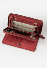 Rote Leder-Geldbörse mit einem Reißverschluss, ausgestattet mit mehreren Kartenfächern, Fächern und einem Stofffutter, das eine glatte Textur zeigt.