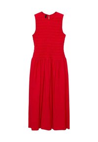 Robe sans manches rouge avec un corsage smocké, jupe fluide et un col rond. Dispose d'une fermeture éclair au dos.