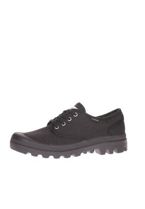 Scarpe nere in tela con punta arrotondata, design con lacci, superficie testurizzata, suola in gomma con battistrada prominente e piccolo dettaglio logo metallico.