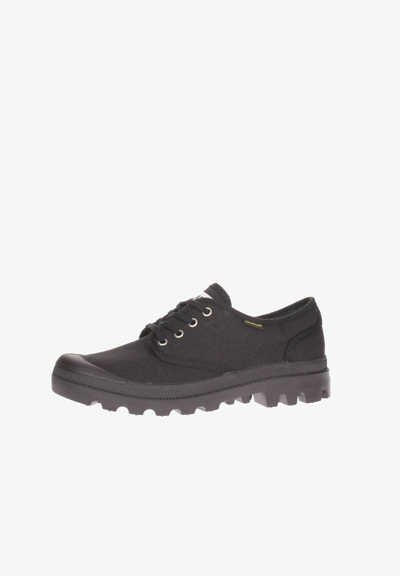 Scarpe nere in tela con punta arrotondata, design con lacci, superficie testurizzata, suola in gomma con battistrada prominente e piccolo dettaglio logo metallico.