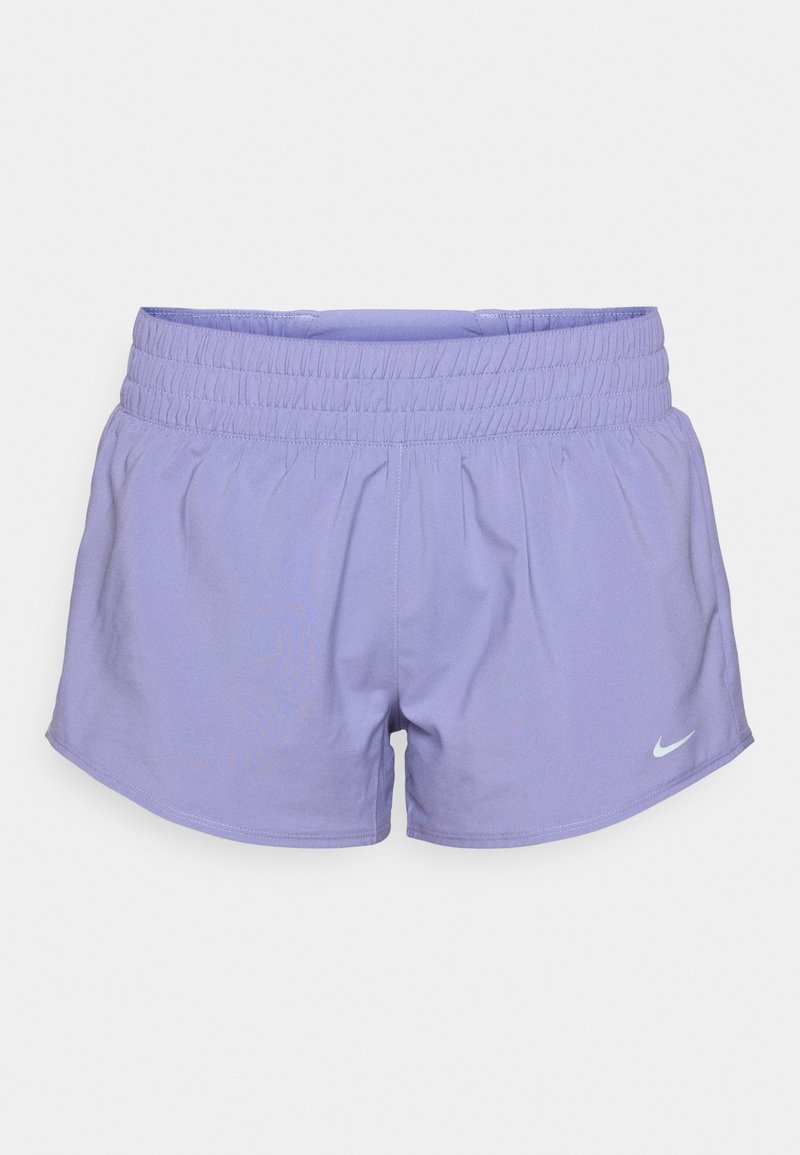 Lila Sportshorts mit elastischem Bund, aus leichtem Material, mit einem kleinen weißen Nike-Logo auf der unteren Vorderseite.