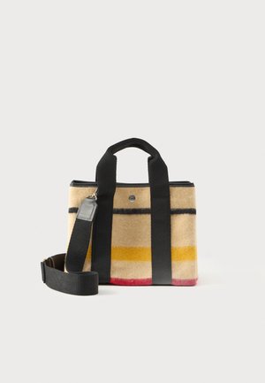 Petit sac fourre-tout rectangulaire en laine avec des rayures horizontales beige, jaune, rouge et noire, des poignées noires et une bandoulière réglable.