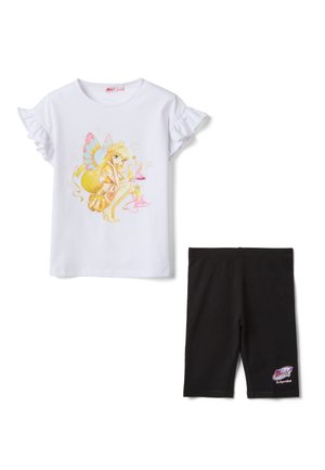 T-shirt blanc à manches courtes avec des manches volantées et une illustration colorée de fée, associé à un legging noir longueur genou avec un patch logo.