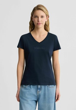 T-shirt blu navy a scollo a V con maniche corte, caratterizzato da un dettaglio logo testurizzato sul petto. Realizzato in morbido cotone.