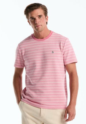 Gestreifes pinkes T-Shirt mit rundem Hals und kurzen Ärmeln, aus einem weichen Stoff gefertigt, mit einem kleinen Pinguin-Logo auf der Brust.