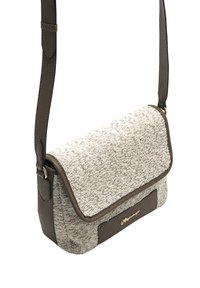 Borsa a tracolla beige e marrone con una parte anteriore in tessuto testurizzato, lati in pelle liscia, tracolla regolabile e dettaglio in oro sulla parte anteriore.