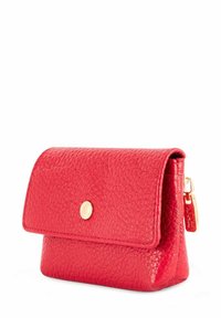 Czerwony skórzany portfel o teksturowanej powierzchni, z magnetycznym zapięciem i złotą okuciami, z boczną kieszenią na zamek.