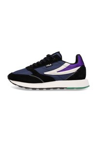 Sneaker blu e nera con una tomaia in suede e mesh. Presenta accenti bianchi e viola, un collarino imbottito e una suola intermedia bianca con suola verde.