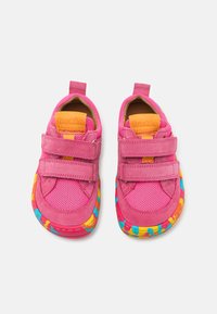 Froddo BAREFOOT BASE - Trainers - fuxia