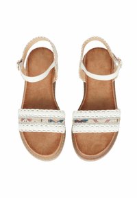 Sandali bianchi con cinturini intrecciati, motivo decorativo intrecciato sulla parte anteriore e una soletta testurizzata marrone. Include una cinghia regolabile alla caviglia.