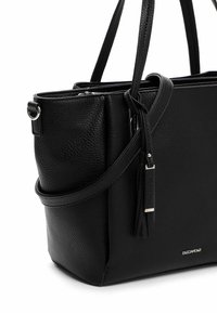 Zwarte leren tote bag met een gestructureerd oppervlak, dubbele handvatten en een afneembare schouderband. Voorzien van zilveren hardware en een kwastaccent.