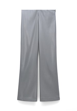 Grijze wijde broekspijpen van glad, glanzend stof, plat gelegd met een hoge taille en rechte zoom op een witte achtergrond.