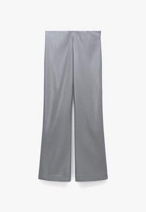 Pantalon gris à jambes larges en tissu lisse et brillant, présenté à plat avec une taille haute et des ourlets droits sur un fond blanc.