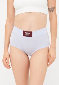 Svetlo modri bombažni visokotlahani hlački s bordo Calvin Klein logotipom na pasu, ki se ponašajo z gladko teksturo in minimalističnim dizajnom.
