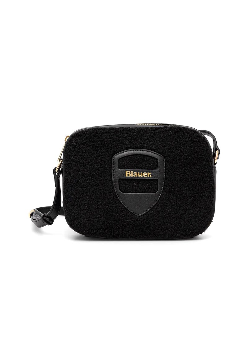 Borsa a tracolla nera rettangolare realizzata in materiale testurizzato e morbido, con un accentò in pelle nera liscia. Presenta un emblema del logo dorato e una chiusura con zip.
