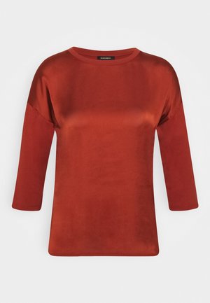 Rustfarvet satinbluse med trekvartærmer og rund halsudskæring, glat tekstur og en afslappet pasform.