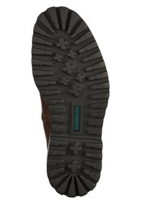 Suela de bota de cuero marrón con una suela exterior de goma negra texturizada. Presenta un patrón geométrico para tracción e incluye acentos moldeados.