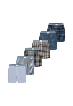 Sechs Paar Herrenboxershorts in unterschiedlichen blau- und braun karierten sowie gestreiften Mustern mit elastischen Taillenbändern, diagonal angeordnet.