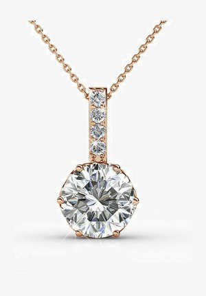 Pendente a forma di diamante rotondo con montatura in oro rosa; presenta sei diamanti più piccoli sopra la pietra principale; catena a maglie lisce.