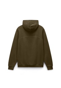 Hanorac verde măsliniu cu glugă, mâneci lungi, cusătură vizibilă pe partea superioară a spatelui și manșete și tiv răsucite, văzut din spate.