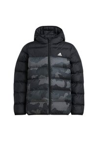Veste en doudoune noire camouflage avec capuche, fermeture éclair à l'avant et design matelassé. Présente un logo Adidas blanc sur la poitrine gauche.