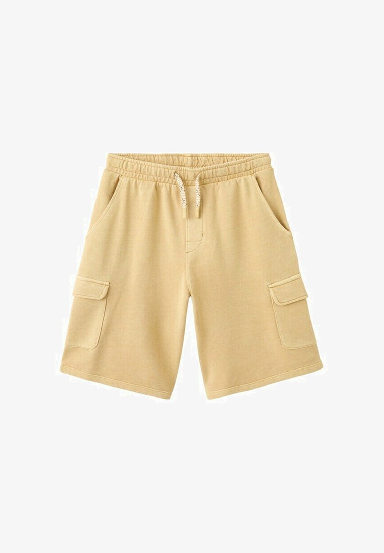 Shorts beige avec cordon de serrage, taille élastique, poches avant et poches cargo à rabat sur chaque jambe, fabriqués en tissu doux.