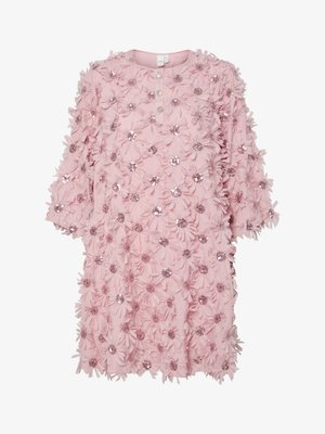 Rožaina kleita ar 3D auduma ziediem, rotāta ar rhinestones. Ar apaļu kakla izgriezumu un trim pogām. Īsas piedurknes, brīvs piegriezums.