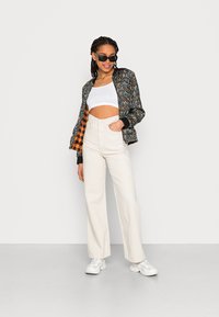 Levi's® HIGH LOOSE - Calças de ganga de perna direita - natural amber