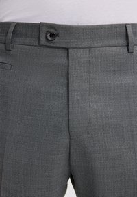 Grau gemusterte Hose mit einer strukturierten Stoffqualität, vorne mit Knopfverschluss, Plisseefalten und seitlichen Taschen.