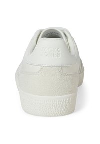 Weißer Sneaker mit einem glatten Lederoberteil und einer strukturierten Wildleder-Ferse, runder Zehenpartie und Gummisohle. "JACK & JONES" ist auf der Rückseite geprägt.