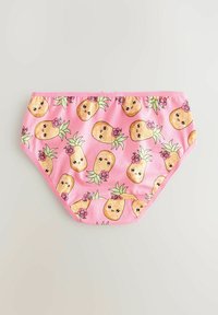 Różowe majtki bikini z powtarzającym się wzorem ananasów, zawierającym twarze, kwiaty i zielone liście. Wykonane z gładkiego, elastycznego materiału.