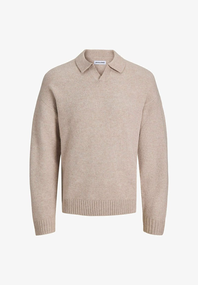Pull en maille beige à manches longues avec poignets et bas côtelés, avec un petit col et une encoche en forme de V au niveau du col.