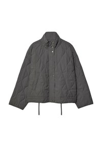 Donkergrijze gewatteerde jas met hoge kraag, drukknoopsluiting, zijzakken en verstelbare trekkoorden aan de onderkant, plat gelegd op een witte achtergrond.