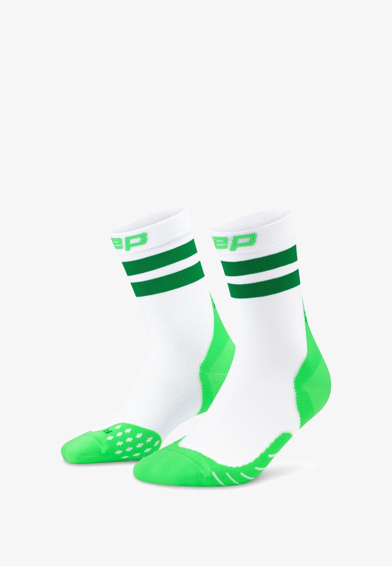 Calze sportive bianche con accenti verdi, caratterizzate da due righe verdi in alto, texture antiscivolo sulle suole e zona delle dita rinforzata.