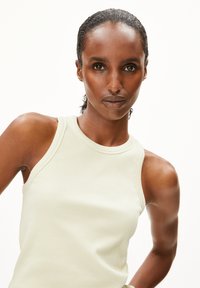 Lichtgroene geribde tanktop met een ronde halslijn en mouwloos ontwerp, met een zachte textuur en een aansluitende silhouet.