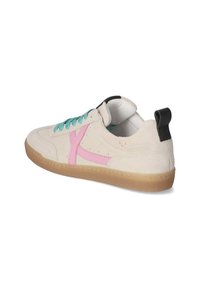 Sneaker in suede beige chiaro con un'accente del logo rosa. Presenta lacci turchesi, un tallone nero e una suola in gomma per la trazione.