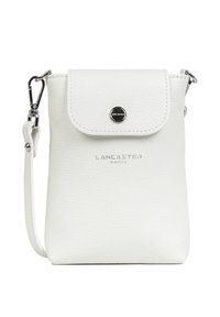 Sac bandoulière en cuir blanc texturé avec rabat et bouton argenté, fermoir argenté, et sangle ajustable, marqué "Lancaster Paris" à l'avant.