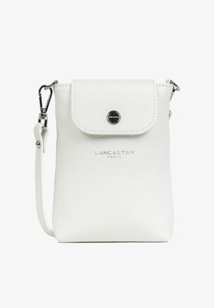 Sac bandoulière en cuir blanc texturé avec rabat et bouton argenté, fermoir argenté, et sangle ajustable, marqué "Lancaster Paris" à l'avant.