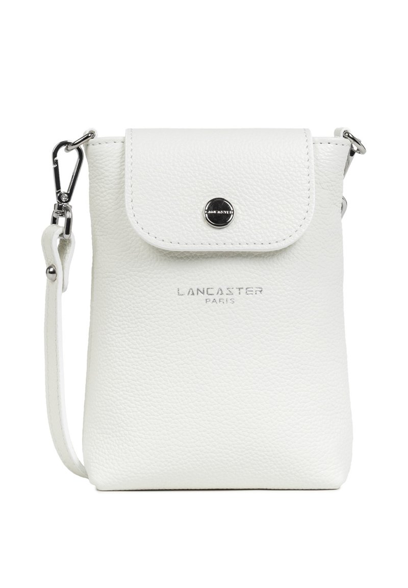 Sac bandoulière en cuir blanc texturé avec rabat et bouton argenté, fermoir argenté, et sangle ajustable, marqué "Lancaster Paris" à l'avant.