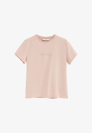 Camiseta de manga corta de color rosa claro con cuello redondo y texto sutil "Polo Club" en pequeños puntos perforados en el frente.