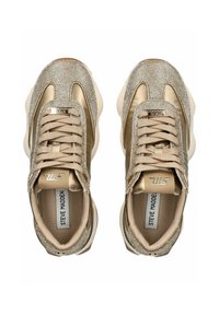 Sneaker beige con una toma superiore texturizzata e scintillante, realizzata con un mix di materiali. Presenta lacci, linguetta imbottita e dettagli con logo sui lati.