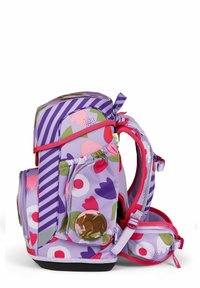 Sac à dos violet avec des motifs floraux, des accents rayés et des bordures rouges. Il comporte plusieurs poches zippées et un emblème circulaire texturé.