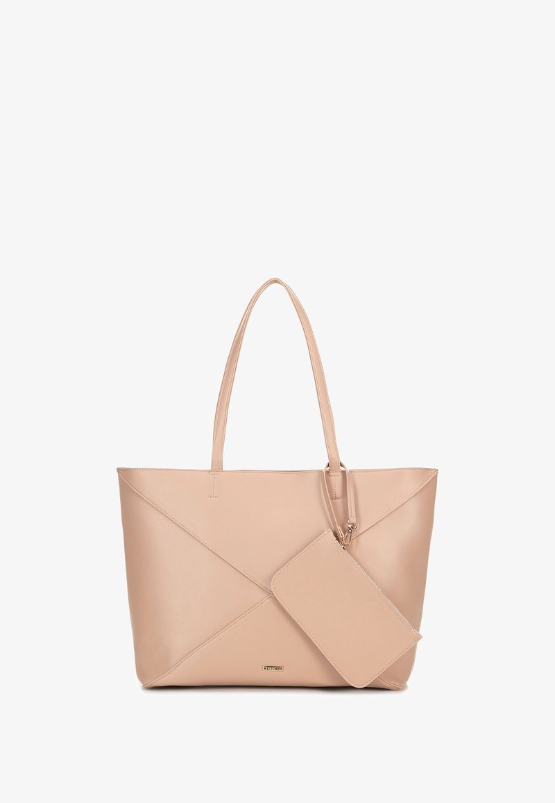 Bolso tote grande en color beige, fabricado en cuero suave, con un diseño geométrico y un bolso pequeño extraíble con un acento de herrajes plateados.