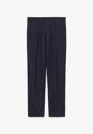 Czarne spodnie dresowe o prostych nogawkach, z szlufkami na pasek i fałdami z przodu, wykonane z teksturowanej tkaniny, wyłożone na białym tle.