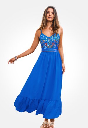 Blauwe maxi-jurk met een geborduurde bloemenbovenkant, een getailleerde taille en een gerimpelde zoom. De stof is glad en heeft een vloeiend ontwerp.