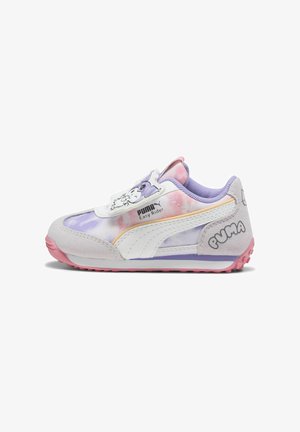 Zapatilla blanca y púrpura pastel con acentos en rosa claro, materiales de ante y malla, gráfico de dibujos animados, con cordones y logo bordado.