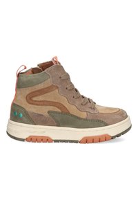 Hoge sneakers ontworpen met tan, bruin en groen suede, met een witte rubberen zool, oranje accenten en textuurelementen aan de zijkanten.