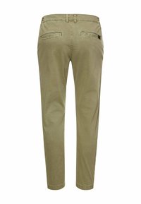 Olivgrüne Slim-Fit-Hose, Rückansicht, mit zwei Paspeltaschen und Gürtelschlaufen am Bund.